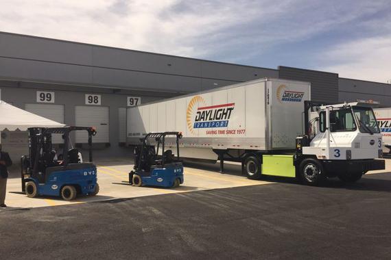 比亚迪交付27辆首批在美生产纯电动重卡