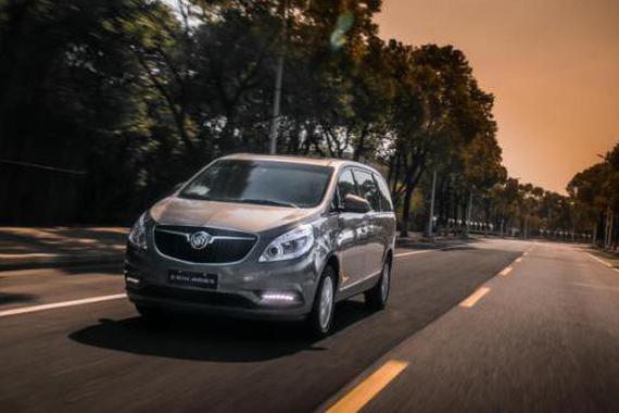 深度试驾“陆地黑鹰”—别克GL8 25S尊贵型