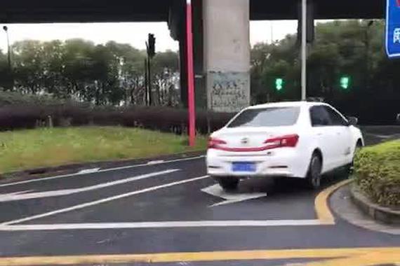 视频：司机的素质！选择堵车还是逆行赶路