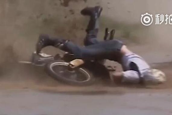 视频：越野摩托车60种摔法 看着都疼