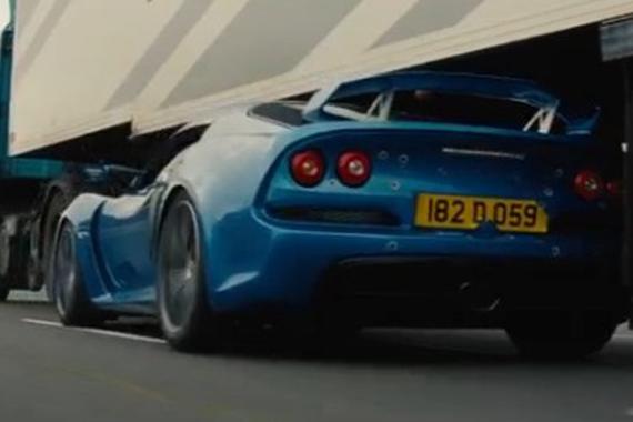 视频：太刺激！跑车在货车车底穿梭