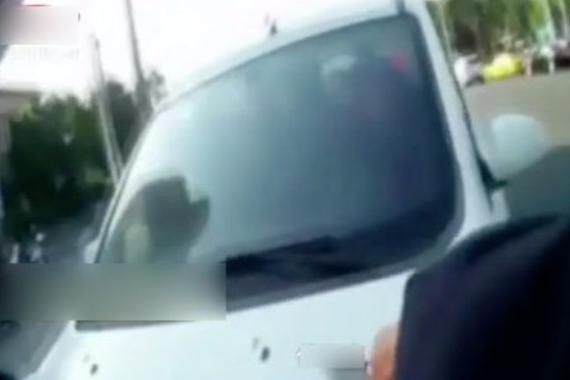 视频：6旬司机违章被查 反问啥是驾驶证？