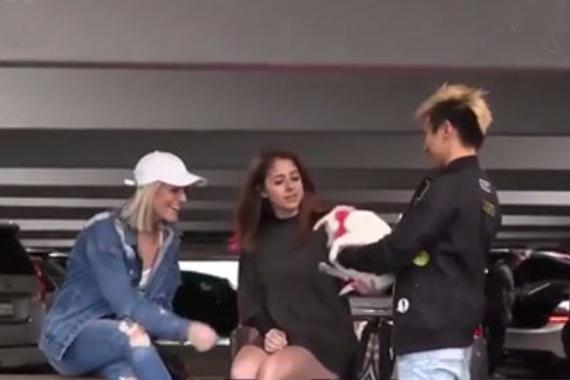 视频：法拉利VS小狗：哪个更容易把到妹？