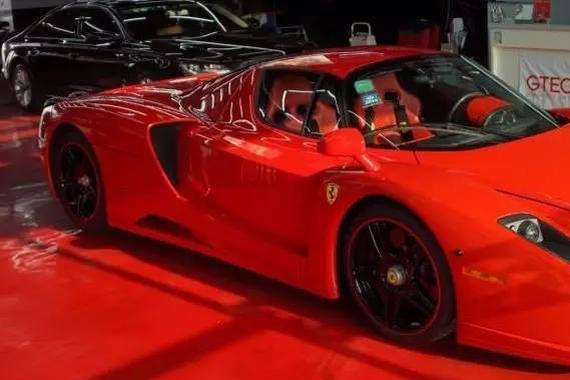 划一下10万的法拉利恩佐，我终于上了她…