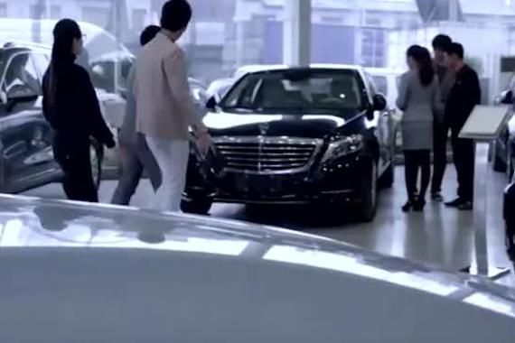 视频：陪同富家女买车！奔驰直接全款提车