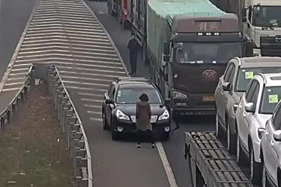 视频：高速路上倒车 随车美女跳操挡车牌