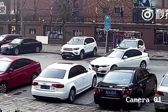 女司机霸气告诉你什么叫抢车位！