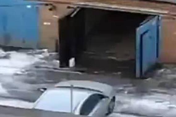 视频：急死人！纠结的女司机开车入库