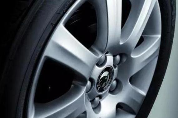 判断轮毂螺丝是否松动小窍门，听轮胎声音