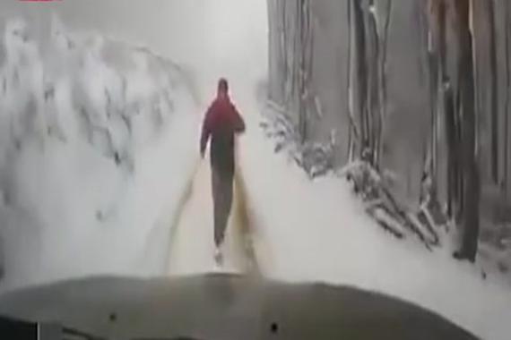 视频：司机路边小解忘拉手刹，结果…