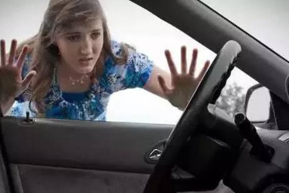 钥匙锁在车里了？不用换锁也可以开门