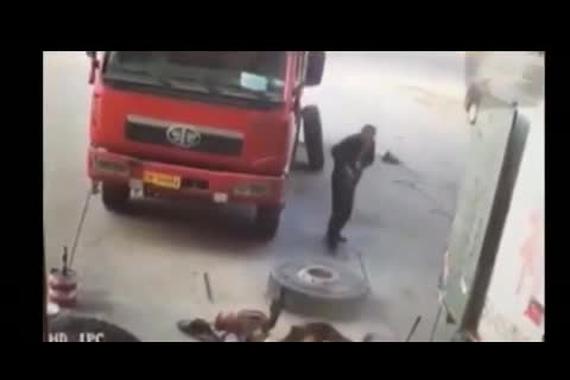 爆胎的威力到底有多大？看看就知道了