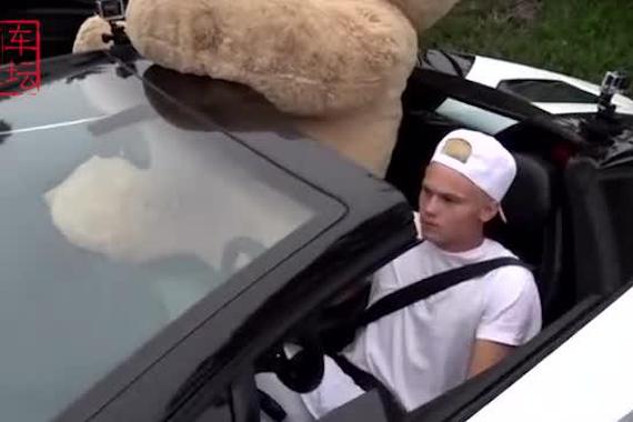 视频：真会玩，土豪开超跑载玩具熊游街！