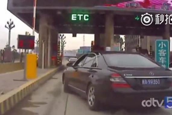 视频：眼疾手快，霸道奔驰加塞巧过ETC