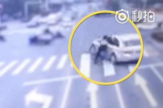 视频：无证驾驶很嚣张 将辅警拖行30米！