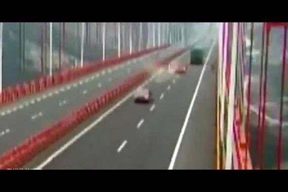 停车造成三车追尾，只因想拍照留念