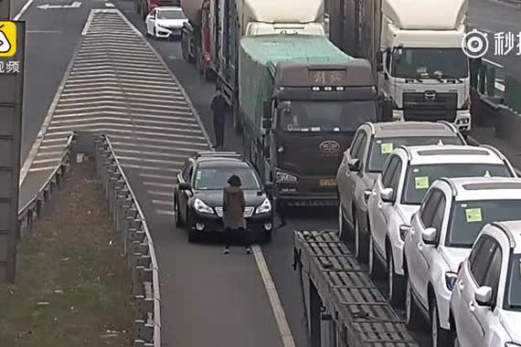 视频: 高速公路上倒车 美女跳操挡车牌