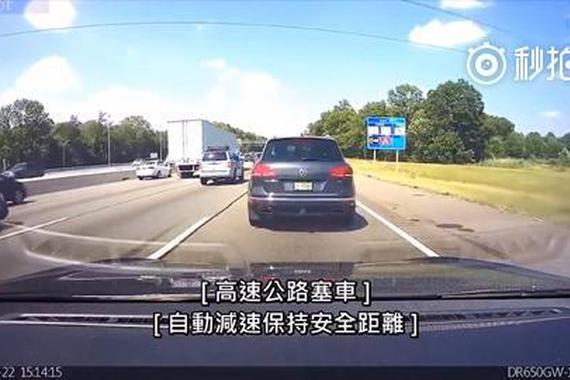 特斯拉自动驾驶躲避车祸精彩瞬间集锦！