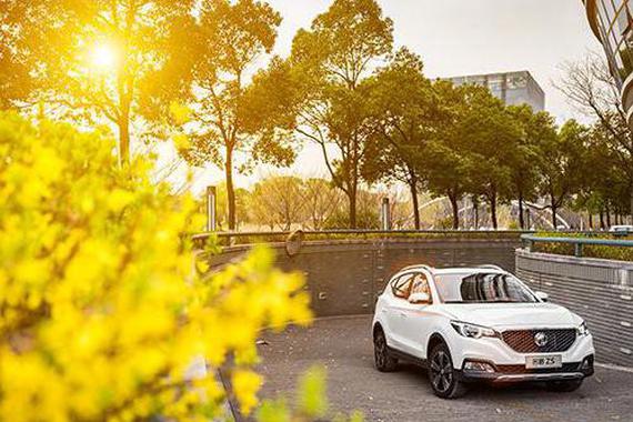 年轻人，我给你的手机加了四个轮子