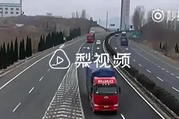 视频：高速上白色轿车错过出口被顶翻