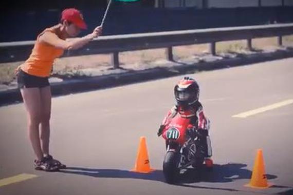 视频：乌克兰四岁小男孩的摩托车生涯！