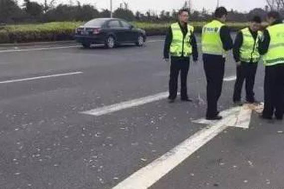 高速公路上爆胎到底应该怎么做