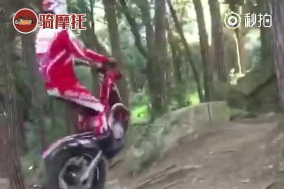 视频：厉害了！独轮摩托跳跃式爬山