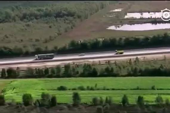 视频:高大上的奔驰卡车，技术逆天啊