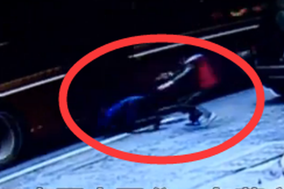 视频：司机崩溃！男子突然钻进车底身亡