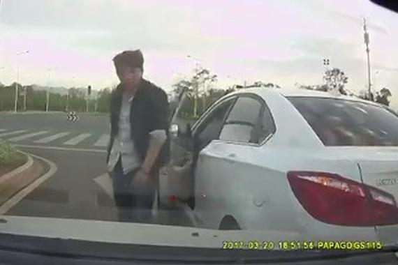 视频：冲动的惩罚！路怒症引发流血事件