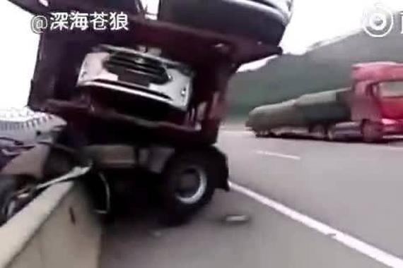 视频：司机技术不咋行，一脚油门往前冲