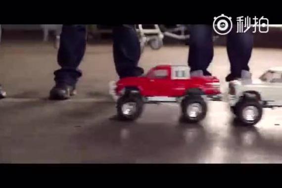 15辆玩具车竟能拉动3.2吨重的丰田车？！