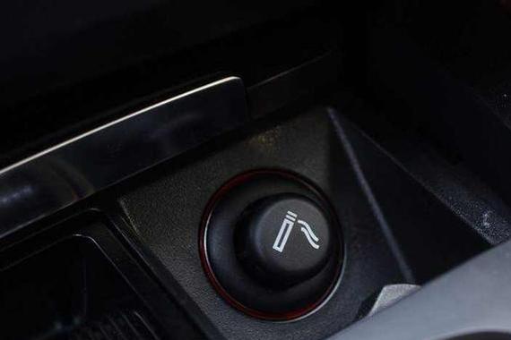 抽烟的人越来越少车上为什么还预留点烟器