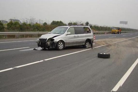 遇到爆胎、侧滑等紧急情况，要怎么做？