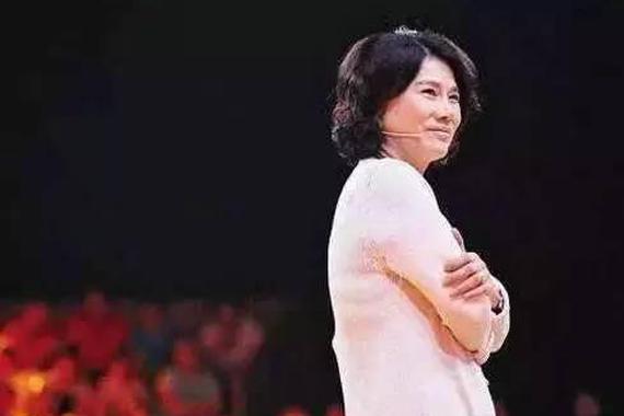 董明珠造的车亮相！看到车标我一秒破功…