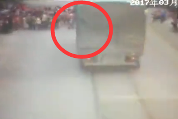 视频：司机瞎了？货车碾过斑马线上小学生