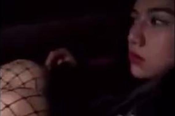 视频：女友踹碎车玻璃！男司机竟然说这话