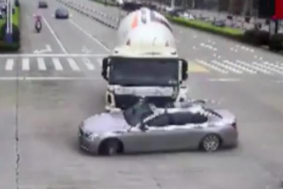 搅拌车司机先闯红灯再撞坏百万宝马车