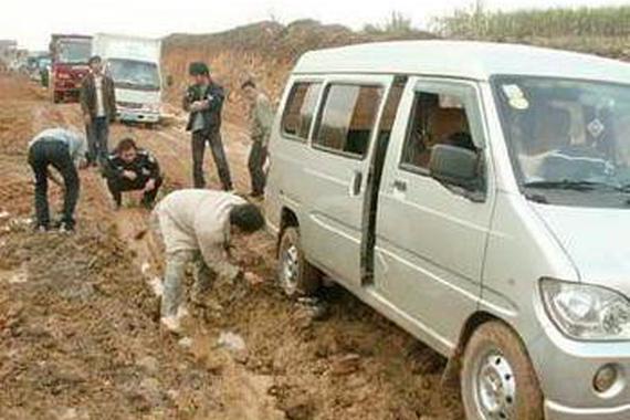 车辆陷进泥地打滑，老司机只用一根木棍