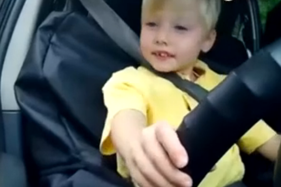 视频：四岁小孩竟去开出租？乘客们啥反应