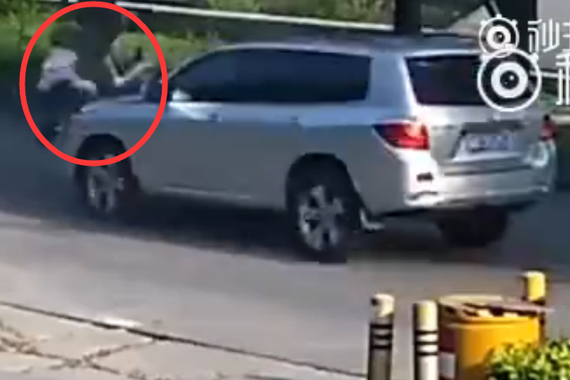 视频：骑车女子往右看一眼！还是冲了出去