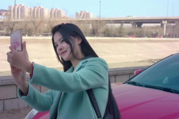 视频：美女宁愿坐法拉利哭！也不坐自行车