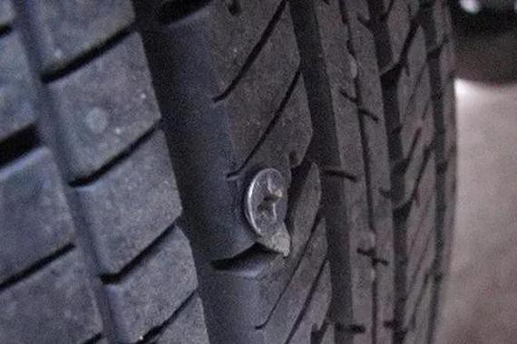轮胎被扎进钉子了吗？聪明人都是这样做的