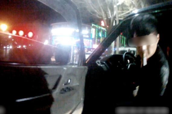 视频：坑爹！用老爸驾照开车 套牌还吸毒