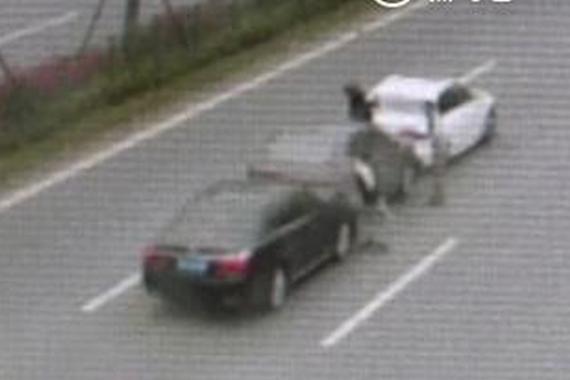 视频：事故后原地逗留！惨痛的教训很突然