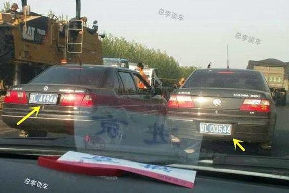 看到两辆桑塔纳，踩刹车马上拍下来