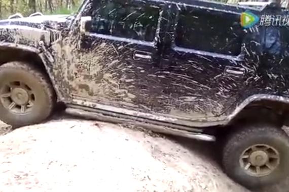 视频：悍马碰到这样的斜坡，只能......