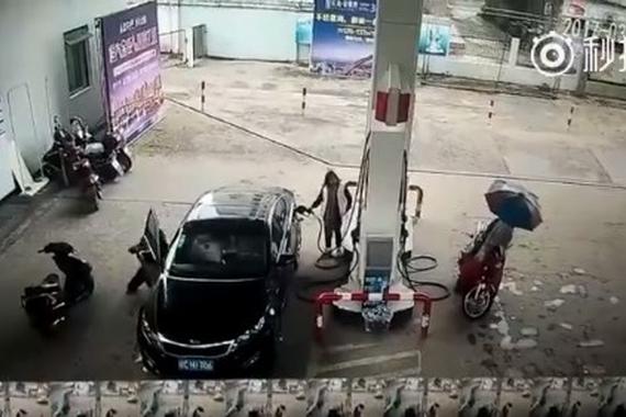 视频:劫匪偷去副驾驶位置抢包，结果...