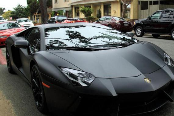 老外超跑看呆长腿美女，小伙花7万想模仿