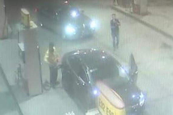 视频：贪便宜！黑色轿车加完油恶意逃单